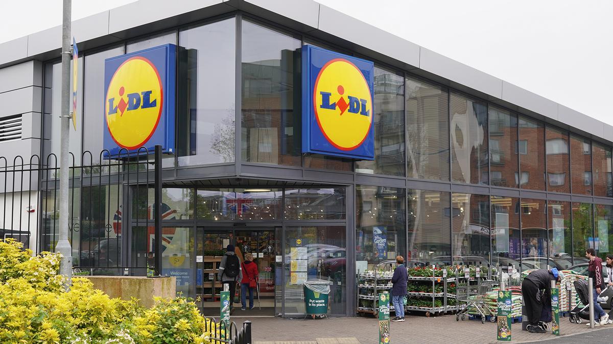 El hierro fundido esmaltado retiene el calor y lo libera gradualmente, lo que limita los picos de temperatura y reduce el riesgo de que se peguen los alimentos