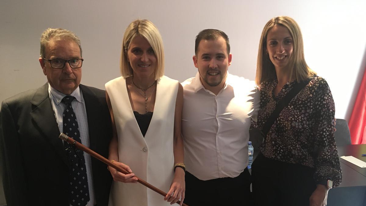 La nova alcaldessa, Nuria Carreras, sostenint la vara, amb els altres tres membres del PP