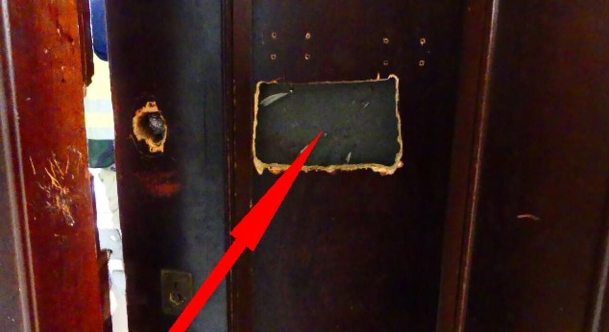Imagen de uno de los 'ventanucos' por los que los detenidos suministraban la droga en un piso del Ensanche