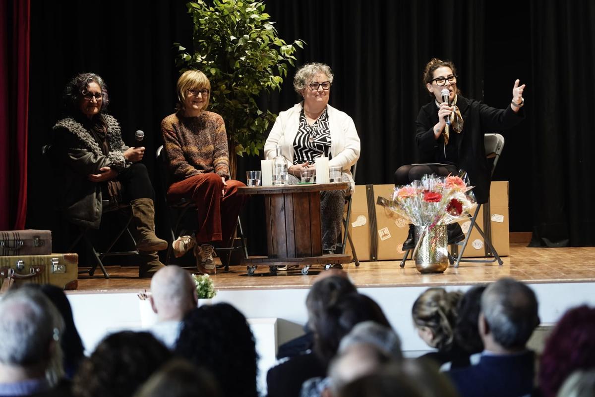 Anna Rica, amb el micro, ha moderat un diàleg amb Carme Bravo, Fina Madrid i Maria Alba Caselles