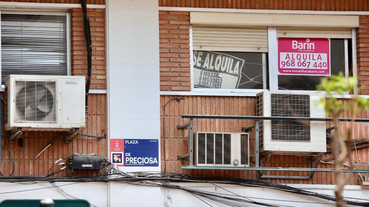 Varios carteles de alquiler en Murcia colocados en un edificio de la Plaza de Preciosa.