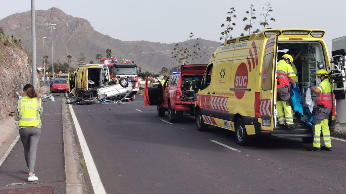 Servicios de emergencias en el lugar del accidente, donde volcó el coche.