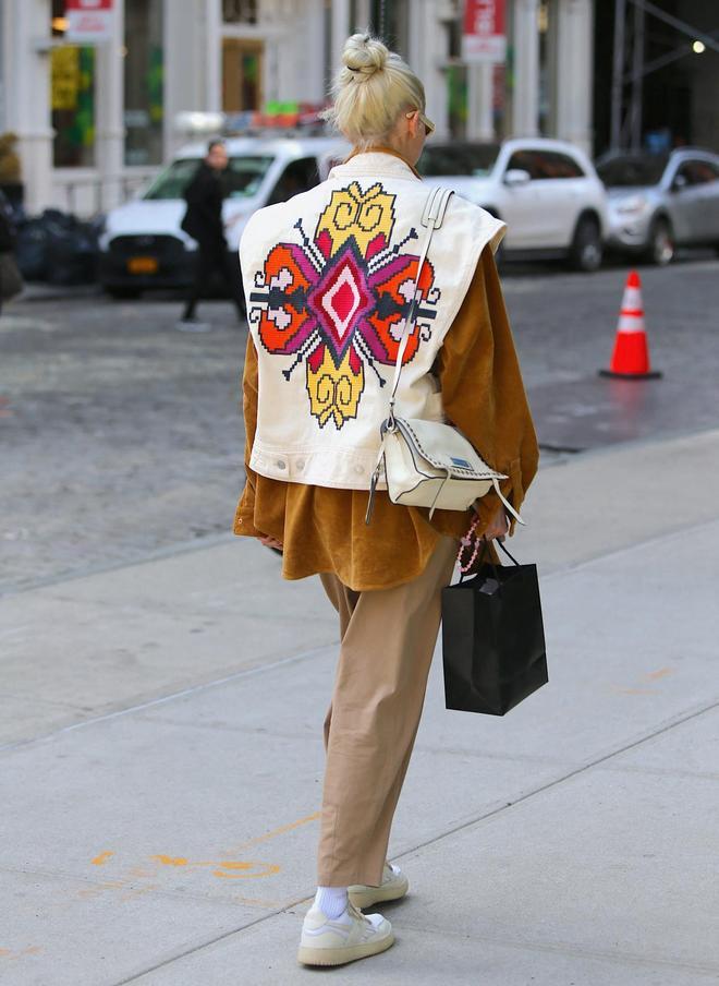 Gigi Hadid, con chaleco blanco bordado de Isabel Marant y zapatillas Reebok