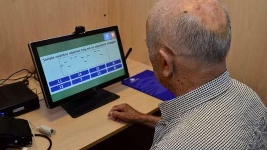 Mario, de 85 años, utiliza el sistema de Telegerontología ayer en A Coruña. / iria fernández