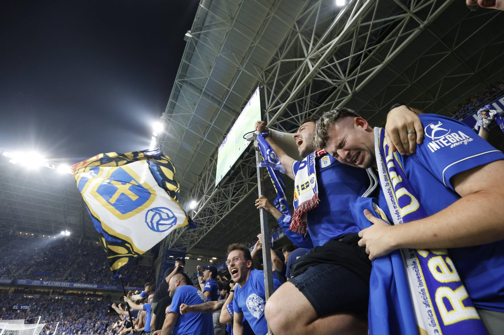 EN IMÁGENES: Así se vivió en el Carlos Tartiere la noche del ascenso del Oviedo a Primera División 24 años después