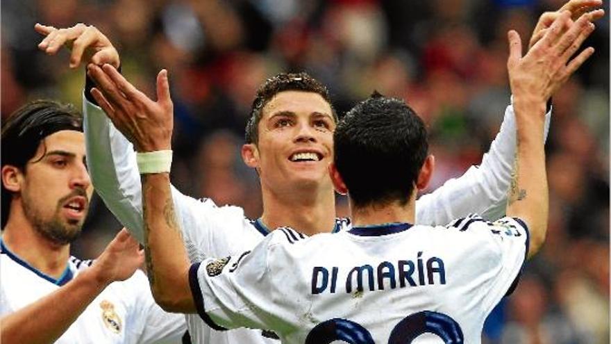 Cristiano Ronaldo felicitat per Khedinra i Di María després d&#039;un dels tres gols que va marcar ahir al Bernabéu.