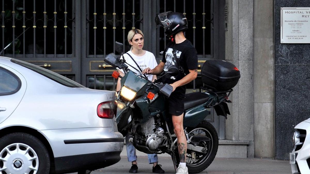 Joel Bosqued y Blanca Suarez con la moto