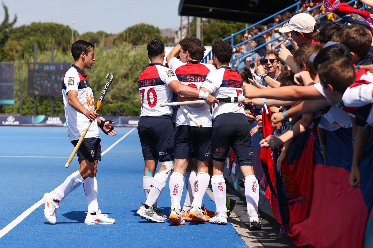 Los jugadores del Polo celebran el gol