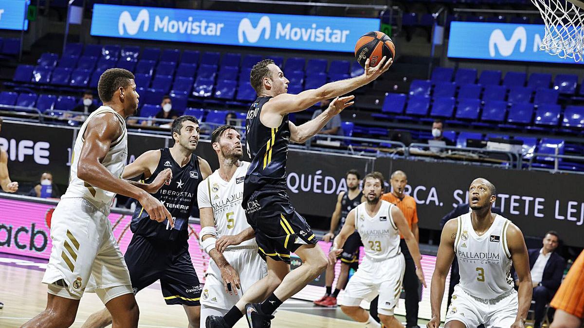 Huertas se dispone a anotar anmte varios defensores del Madrid en las semis de la pasada Supercopa Endesa.