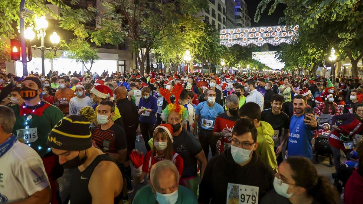 La San Silvestre más festiva recorre Alicante | HÉCTOR FUENTES