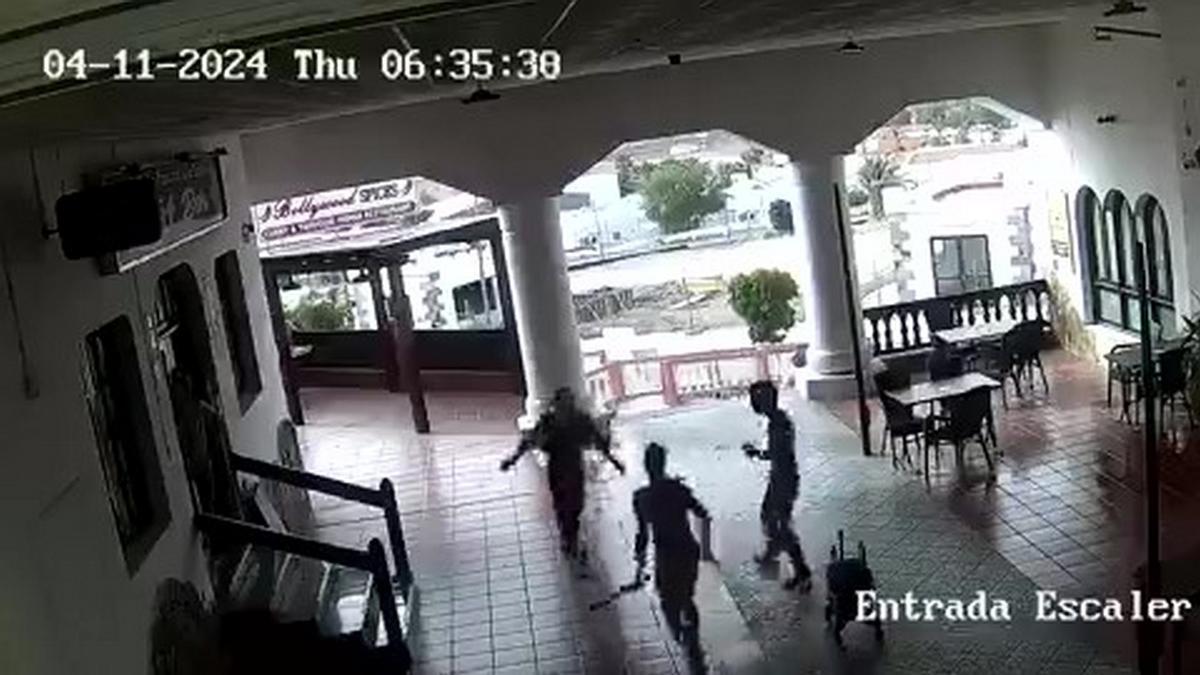Imagen del vídeo captado por la cámara de seguridad del Centro Comercial Montecastillo, en Fuerteventura.