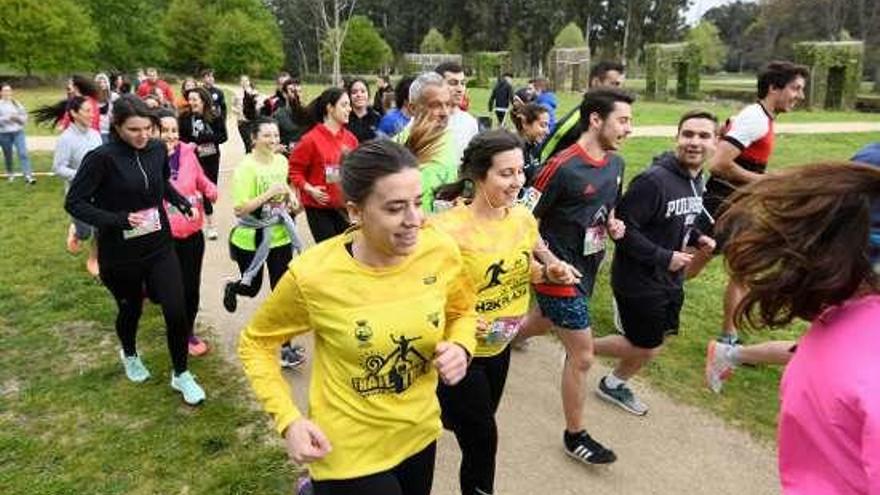 Participantes en la carrera, con motivo del patrón del centro. // G. S.