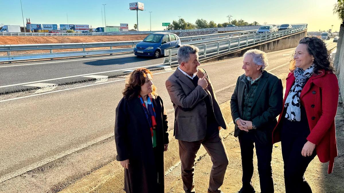 Vicente Martínez Mus en su visita al puente de acceso a Bonaire, en Aldaia.