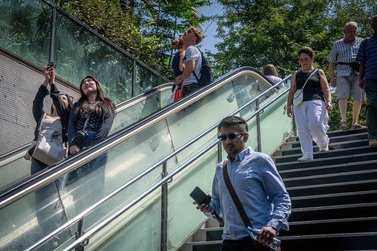 La escalera mecánica de la Sagrada Família es un incesante desfile de posados temerarios y 'selfies' prohibidas La escalera mecánica de la Sagrada Família es un incesante desfile de posados temerarios y 'selfies' prohibidas