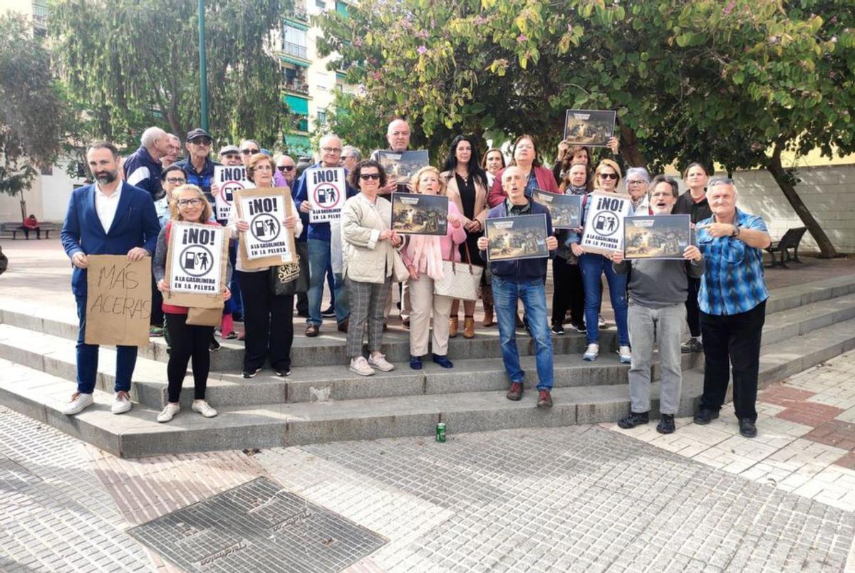 Protesta de los vecinos de La Pelusa contra la gasolinera, ayer. | L.O.