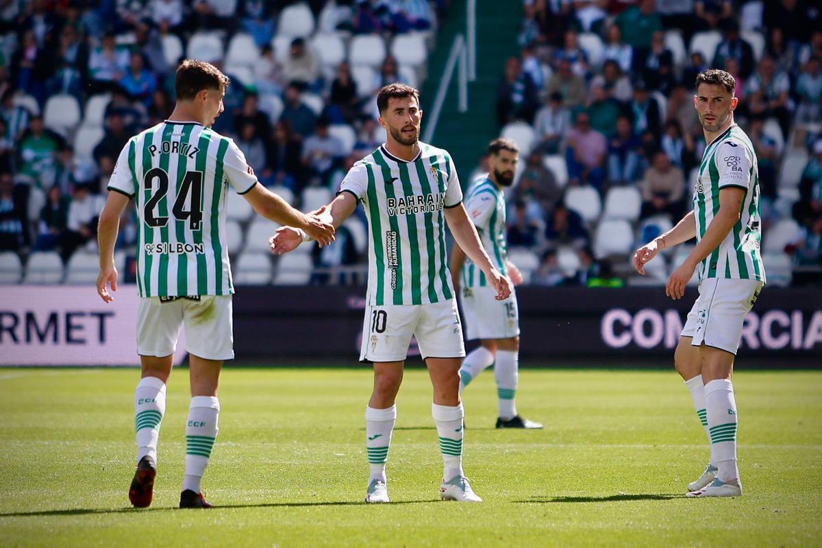 Pedro Ortiz, Jacobo González y Carlos Albarrán, durante un lance de la primera mitad ante la Real Sociedad B.