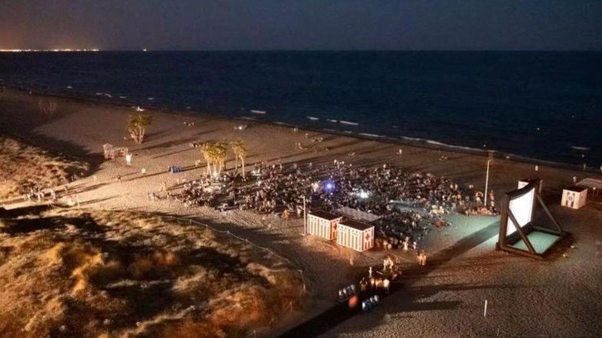 Cine de verano en la platya de Canet.