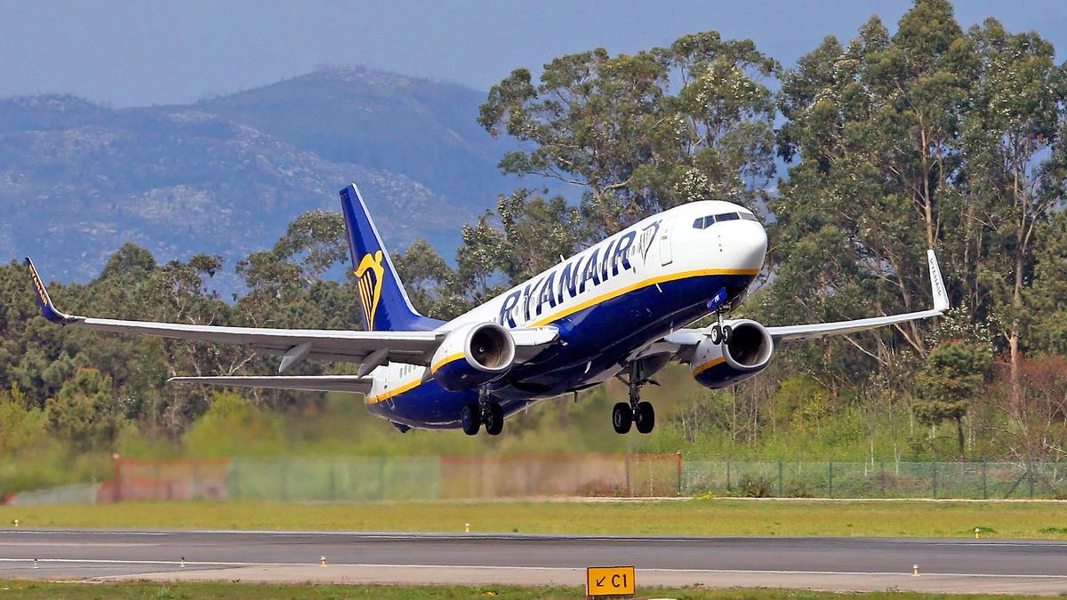 Avión de Ryanair en el aeropuerto de Vigo en una imagen de archivo