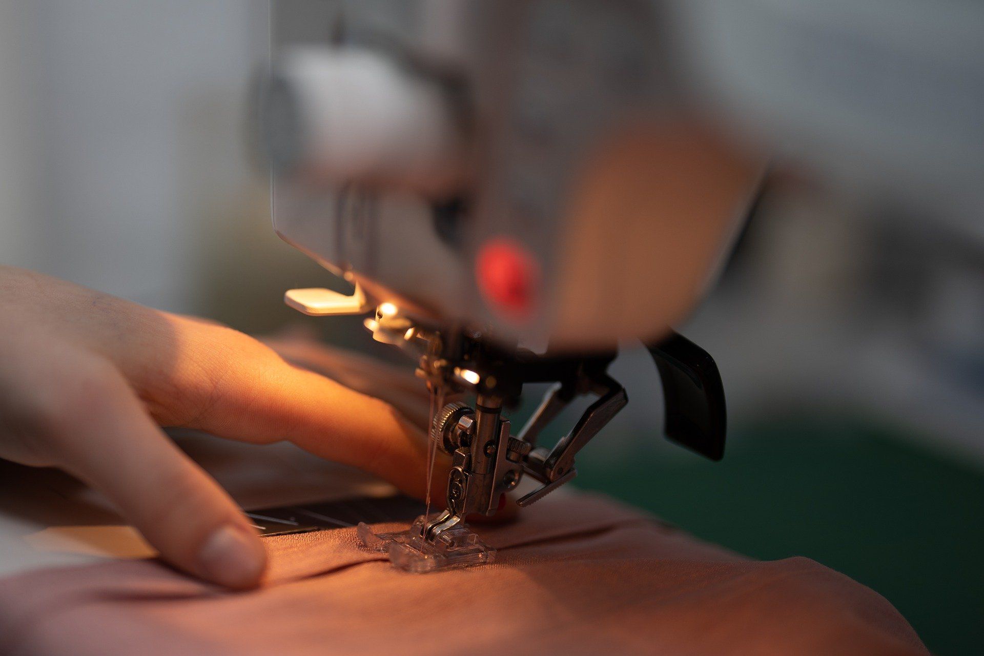 Una mujer trabaja con una máquina de coser.