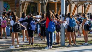 Alumnos de un centro escolar en el Vallès Oriental, guardando las distancias de seguridad por la normativa covid.