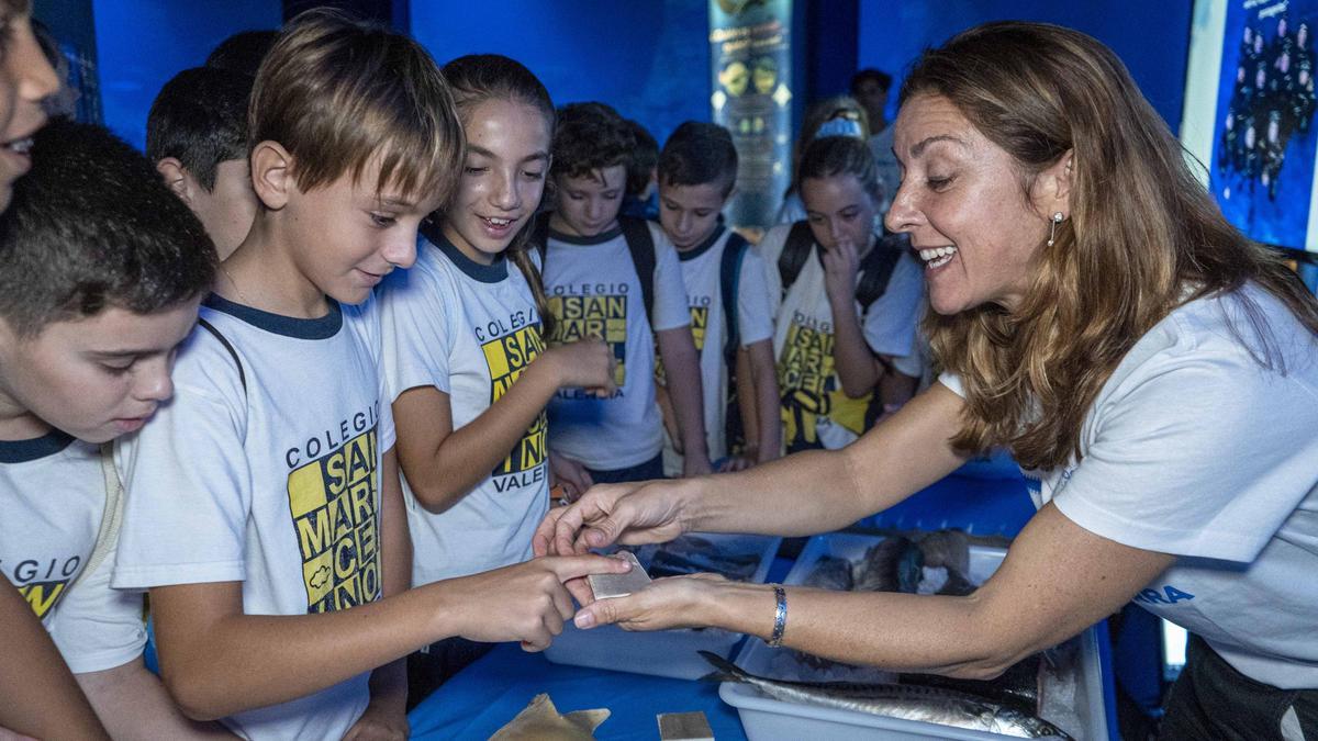 Marga Ardao, responsable de lÀrea d'Oceans, ensenya als escolars mostres biològiques.