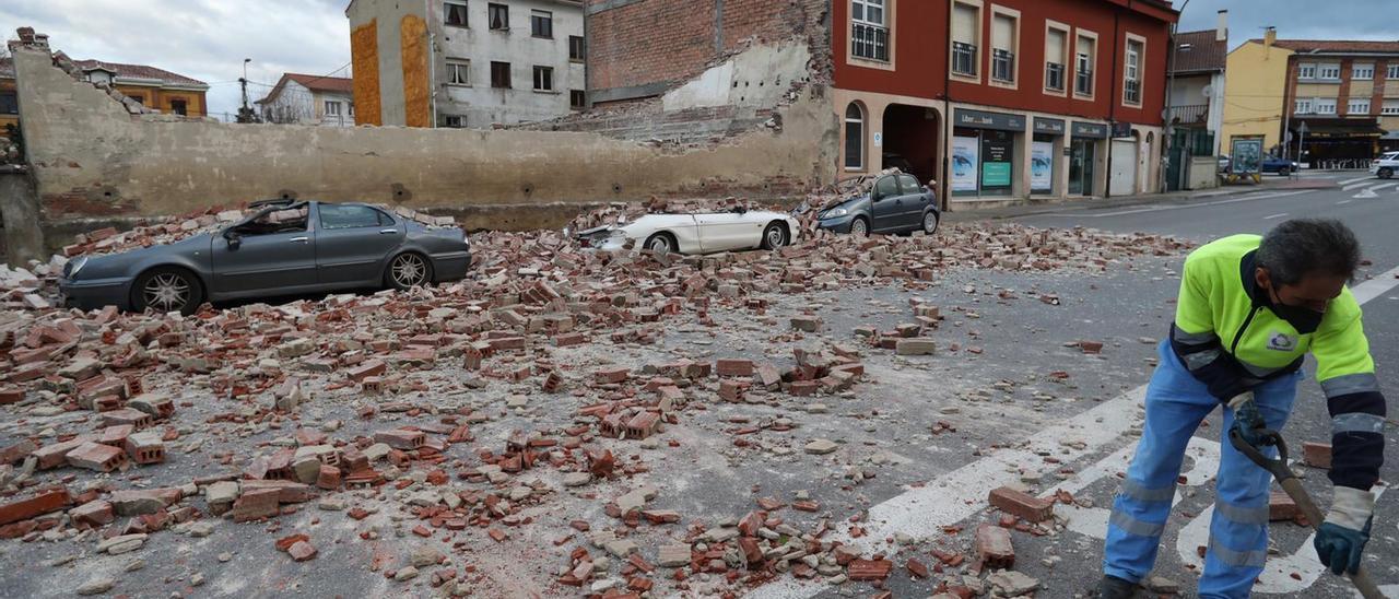 Una cámara capta el espectacular derrumbe del cine Miranda en Avilés