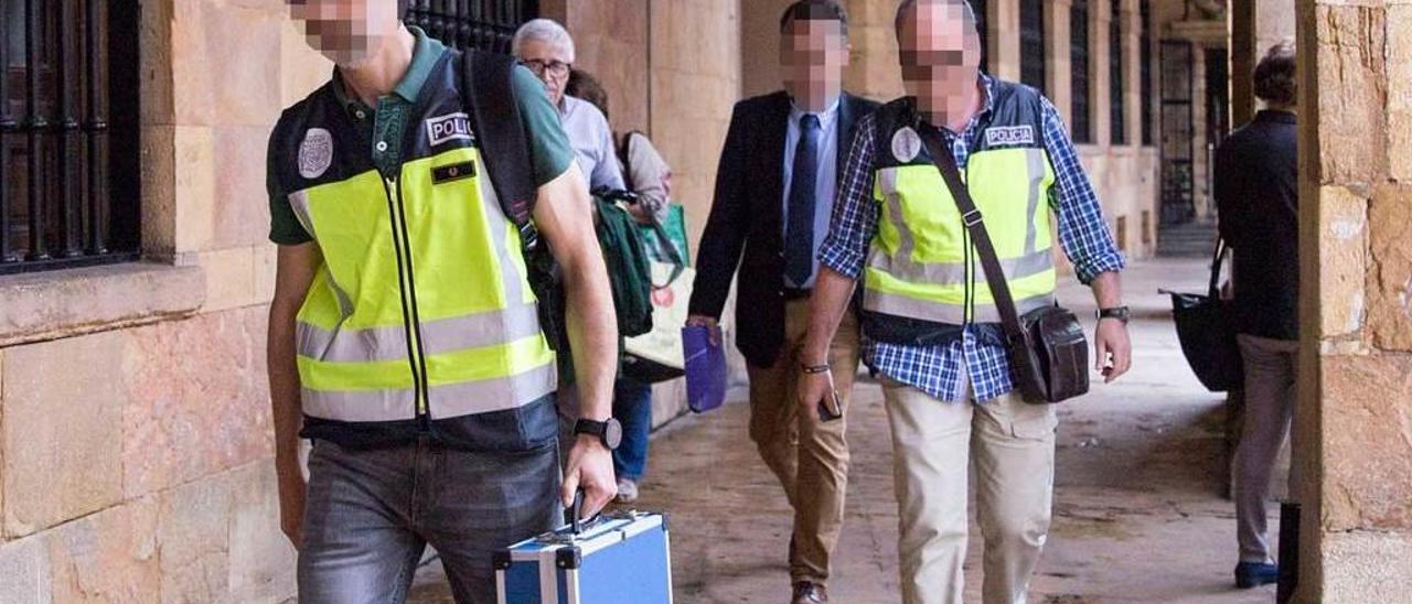 Los agentes de la UDEF tras llevar a cabo el registro en el Ayuntamiento de Oviedo.