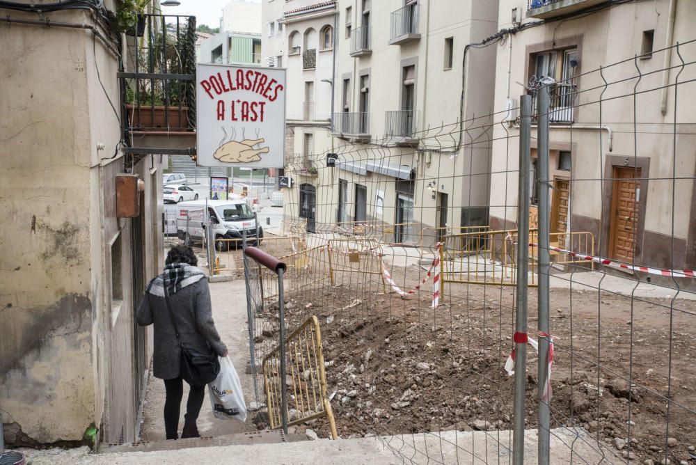 Baixada dels Drets, de retard en retard