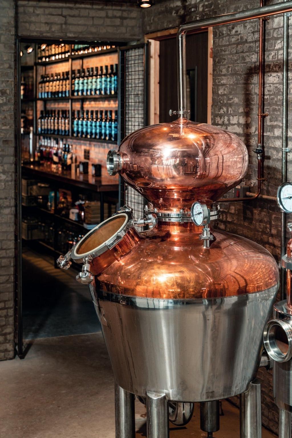 Alambique de cobre de la destilería In the Welsh Wind Distillery en Tan-y-groes