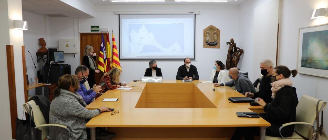 Un momento de la reunión de la Comisión de Turismo en la que se presentaron los datos.