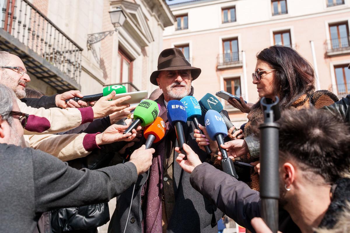 El periodista y escritor Arturo Pérez-Reverte, a su llegada a la capilla ardiente por Raúl del Pozo.