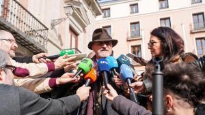 El periodista y escritor Arturo Pérez-Reverte, a su llegada a la capilla ardiente por Raúl del Pozo.