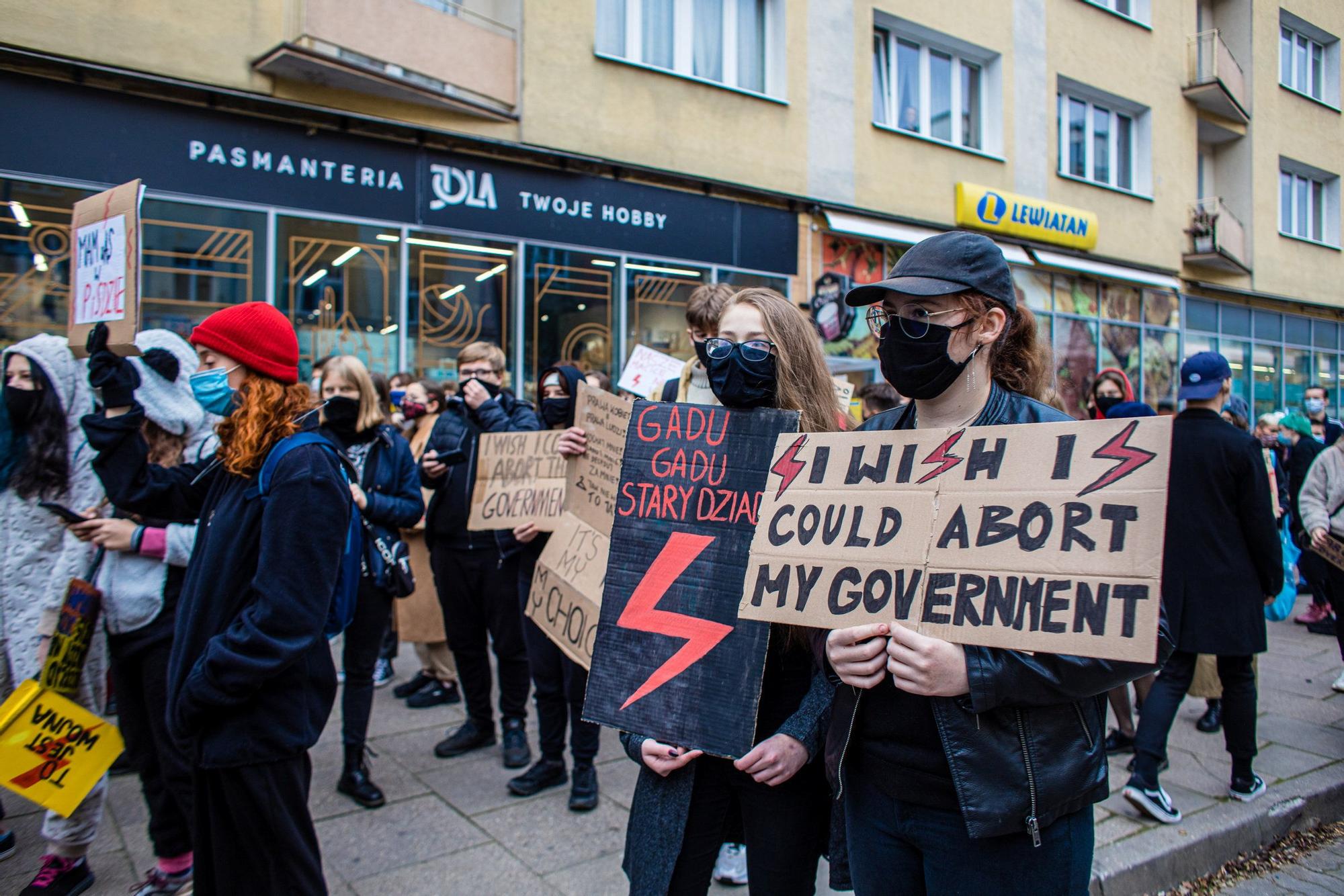 Un grupo de mujeres en una manifestación por el derecho al aborto en las calles de Gdynia, Polonia.