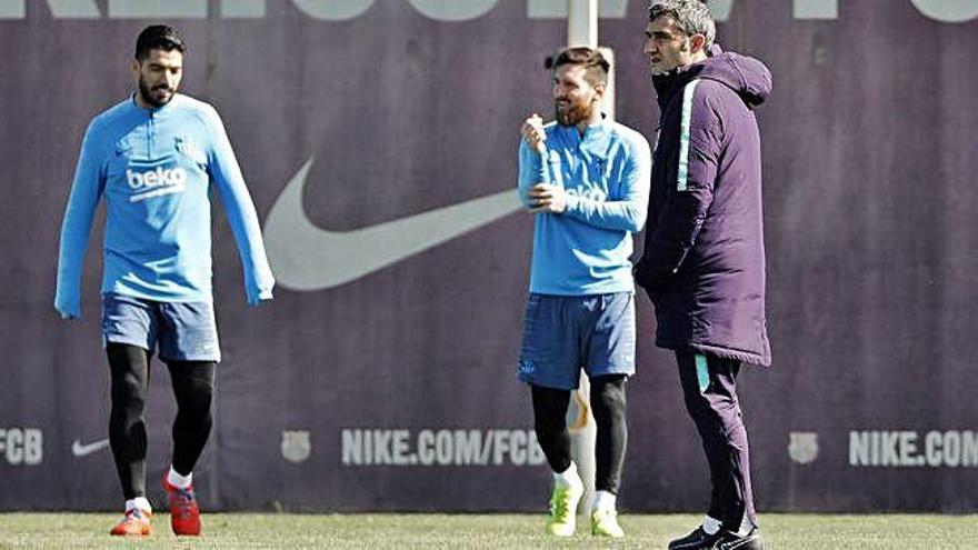 Ernesto Valverde, a la derecha, junto a Suárez y Messi.