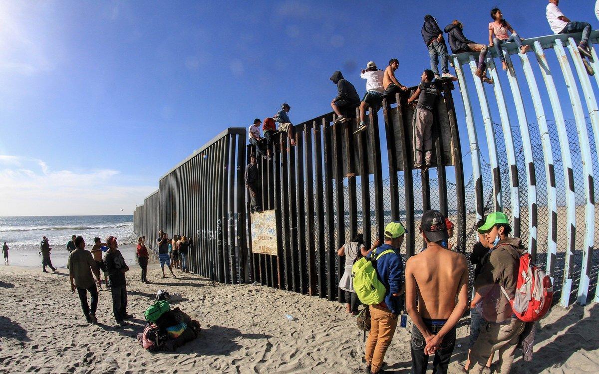 Decenas de inmigrantes llegan a Estados Unidos cruzando los muros que dividen dicho país con México.