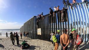 Decenas de inmigrantes llegan a Estados Unidos cruzando los muros que dividen dicho país con México.