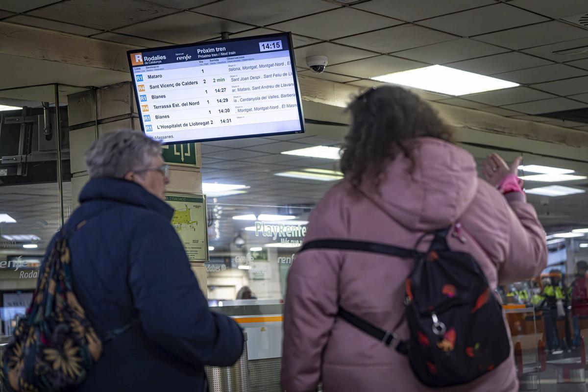 Quejas de usuarios de rodalies por demoras e incertidumbre en las llegadas del tren.