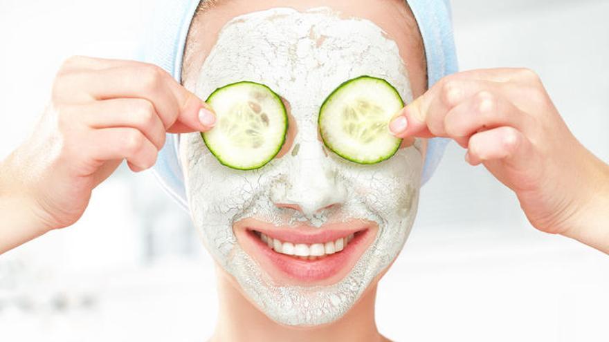 Descubre una rutina diaria de limpieza facial para el verano.