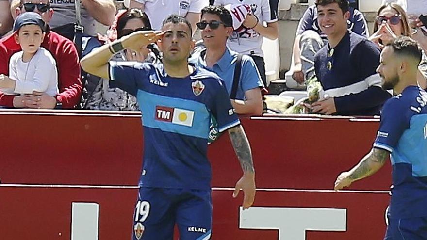 Carlos Castro celebra con el saludo militar el gol conseguido en Albacete