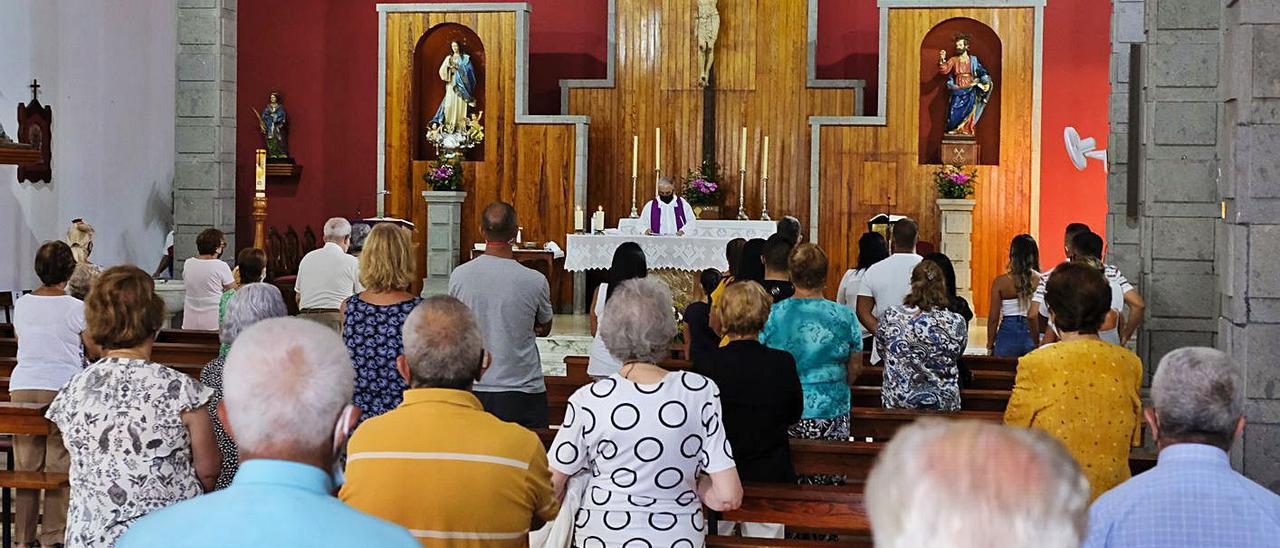 La parroquia de Bañaderos, ayer, durante la misa funeral por Manuel Sosa Medina. Familiares, en primer plano. | | ANDRÉS CRUZ