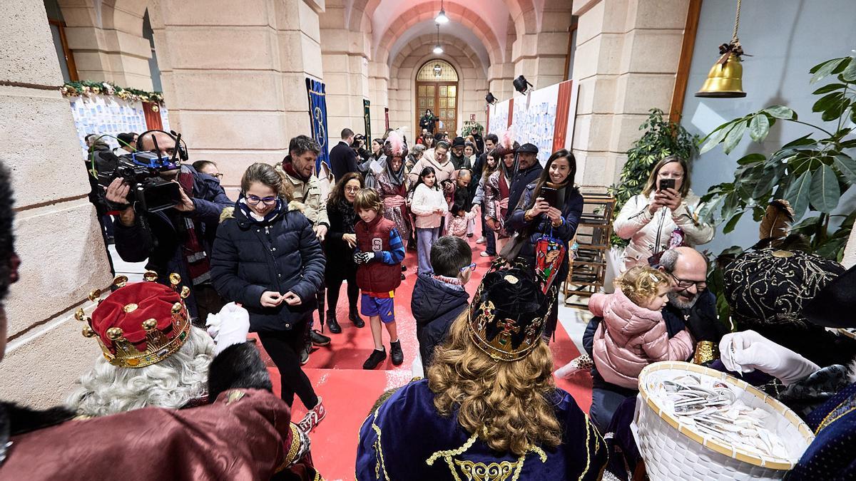 Los Reyes Magos reciben en Gandia a los niños, ayer en un multitudinario acto en el ayuntamiento que desbordó todas las expectativas.