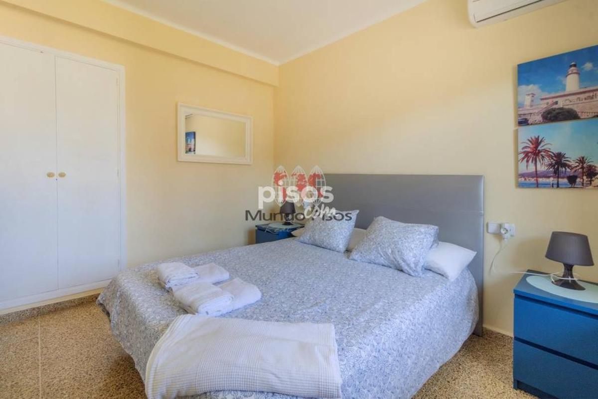 Dormitorio de la vivienda a la venta en la Playa de Muro