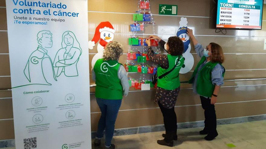 Tres voluntarias decoran
con motivos navideños el
Hospital de Día.