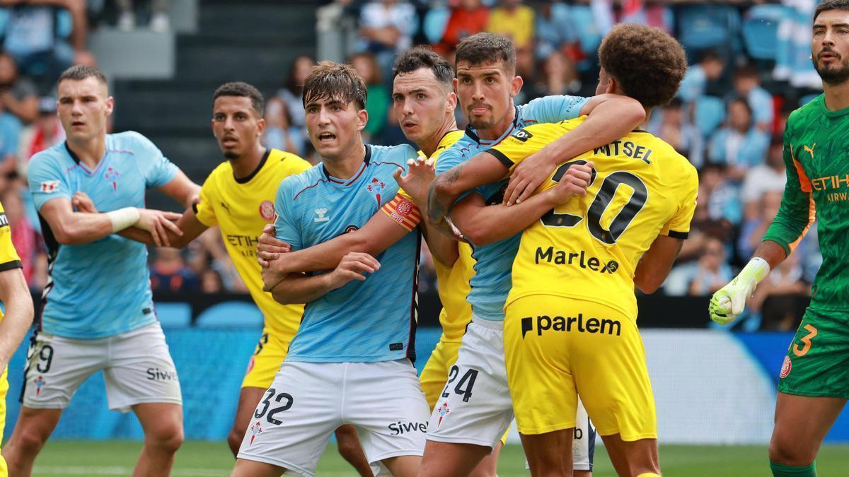 Javi Rodríguez, Carlos Domínguez y Jutglà defiende un córner en la última visita del Girona a Balaídos.