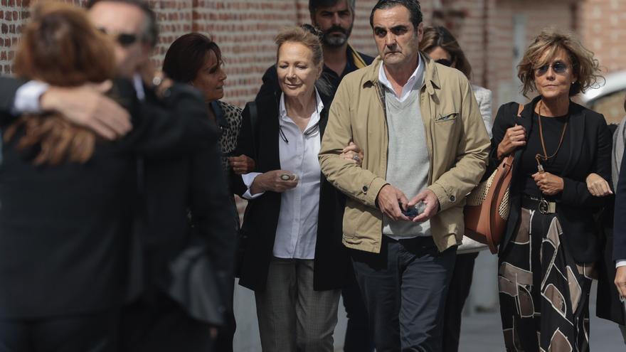 Amigos y compañeros despiden a Pepe Domingo Castaño en el Tanatorio de Pozuelo