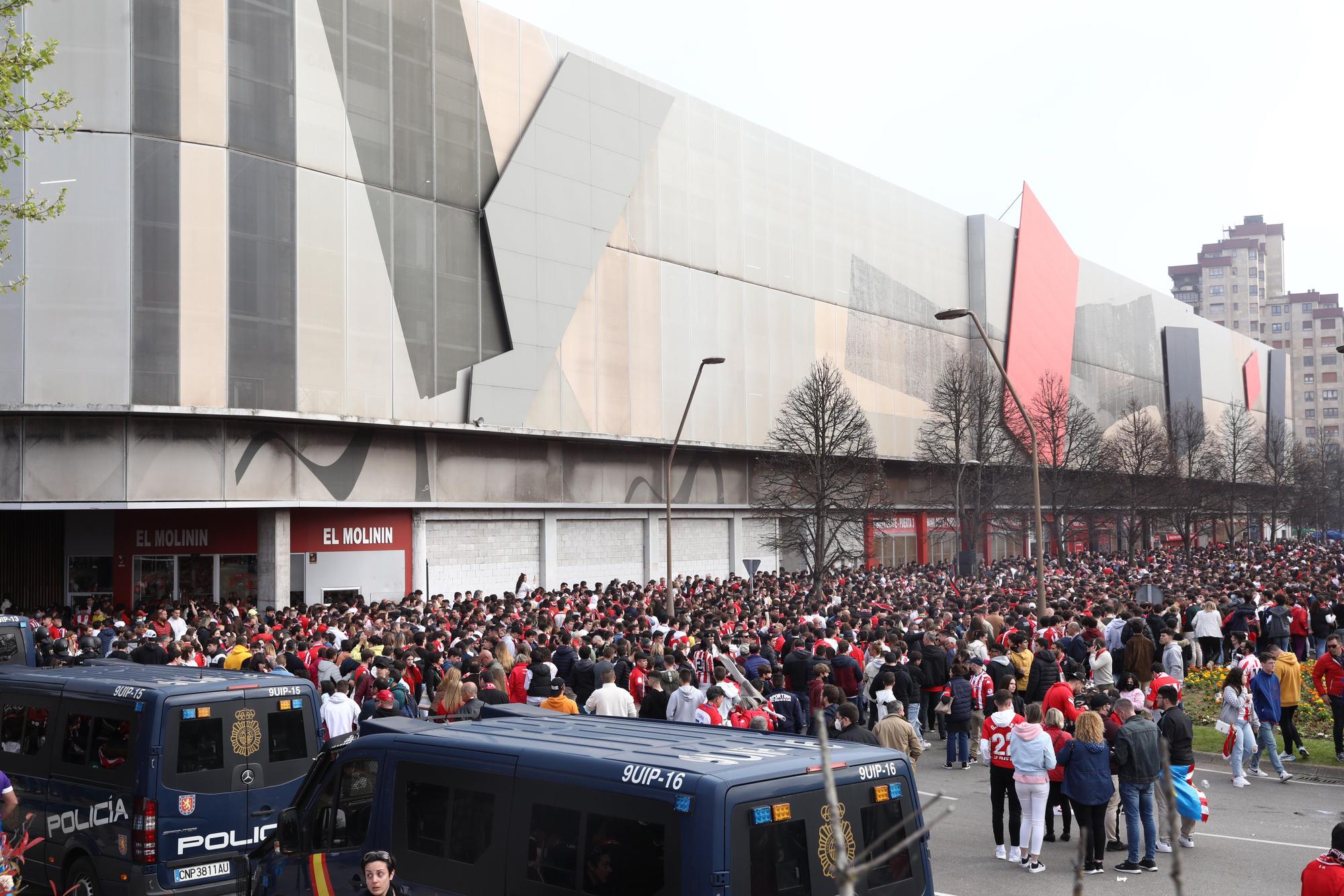 EN IMÁGENES: Así fue el recibimiento al autobús del Sporting en El Molinón