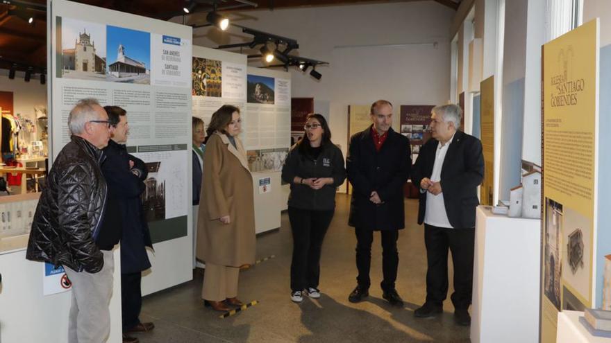 Inauguración de la exposición sobre Santiago de Gobiendes en el Centro de Interpretación del Prerrománico; al fondo, Otilia Requejo, Clara García (la responsable del centro), Pablo León y Lorenzo Arias.