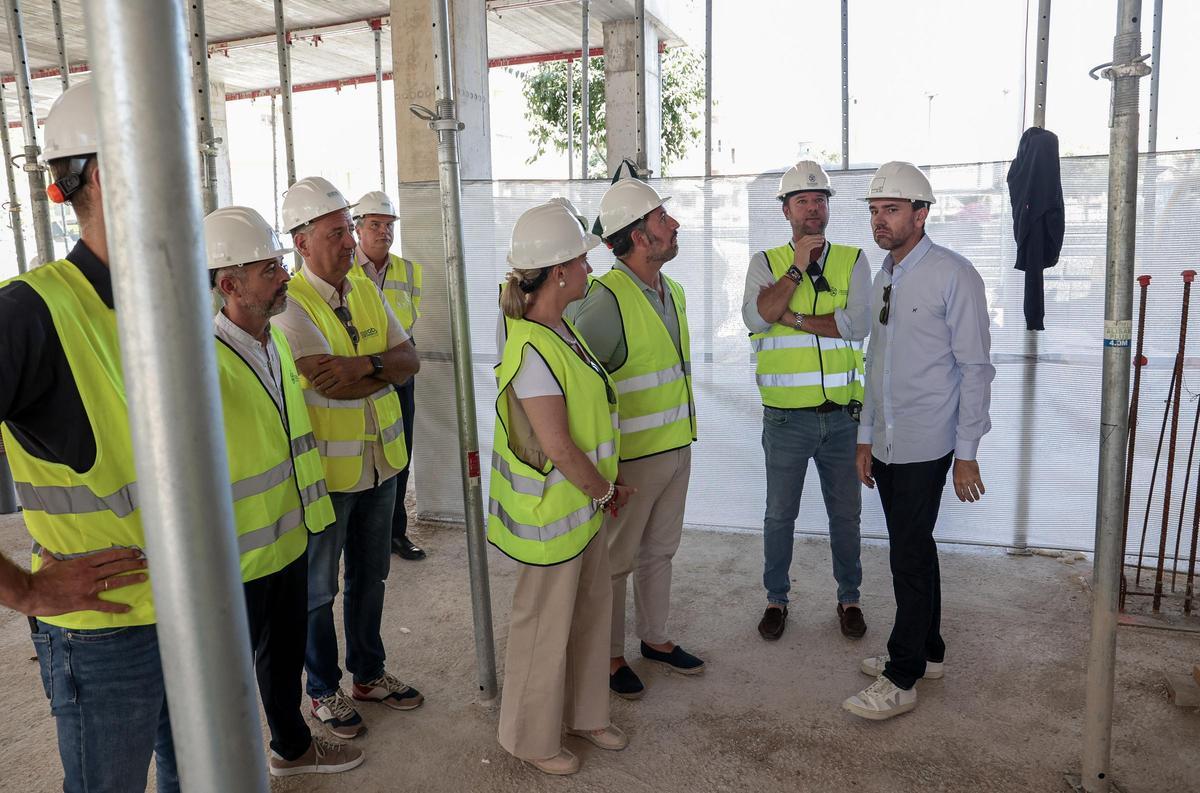 El alcalde de Elche y varios concejales del gobierno municipal visitaban este lunes las obras del centro sociocultural de Torrellano