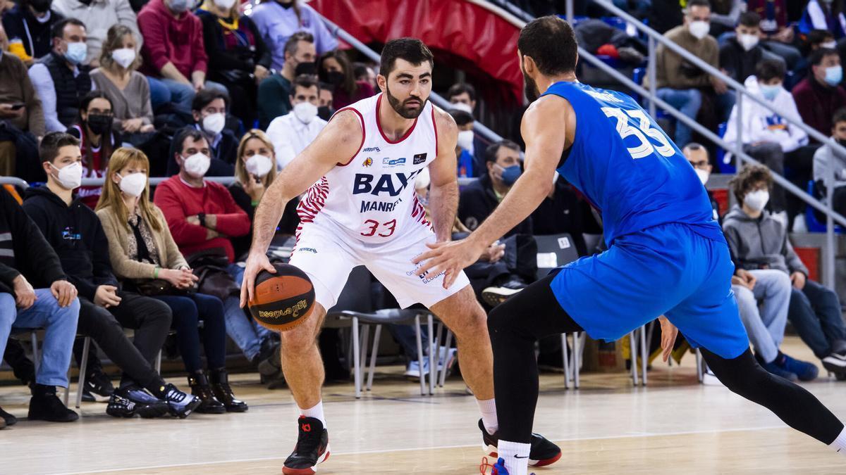 Luke Maye, defensat per Nikola Mirotic en el partit que el Baxi va guanyar a principis d&#039;any al Palau Blaugrana contra el Barça