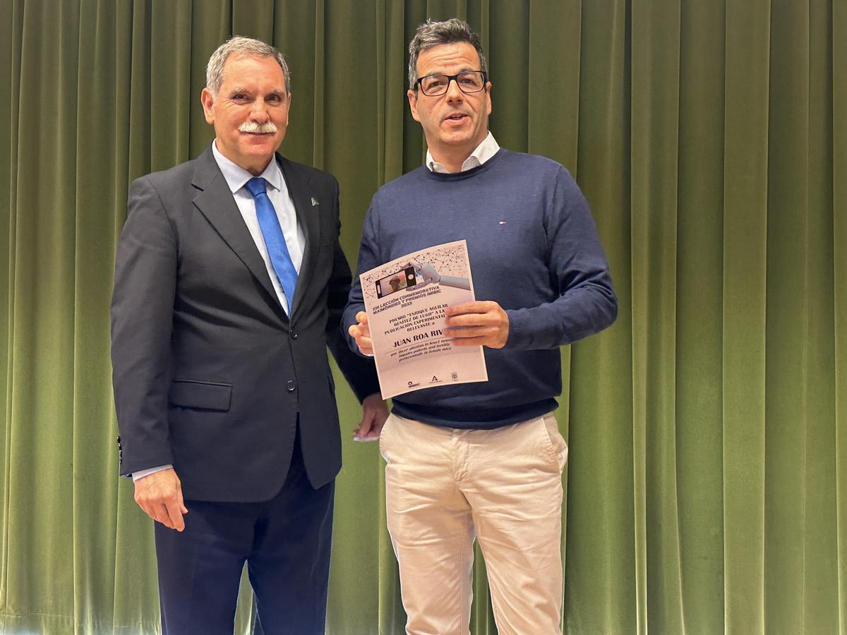 Juan Francisco Viso, junto al investigador Juan Rosa, del grupo dirigido por Manuel Tena Sempere, recoge el premio Enrique Aguilar Benítez de Lugo.